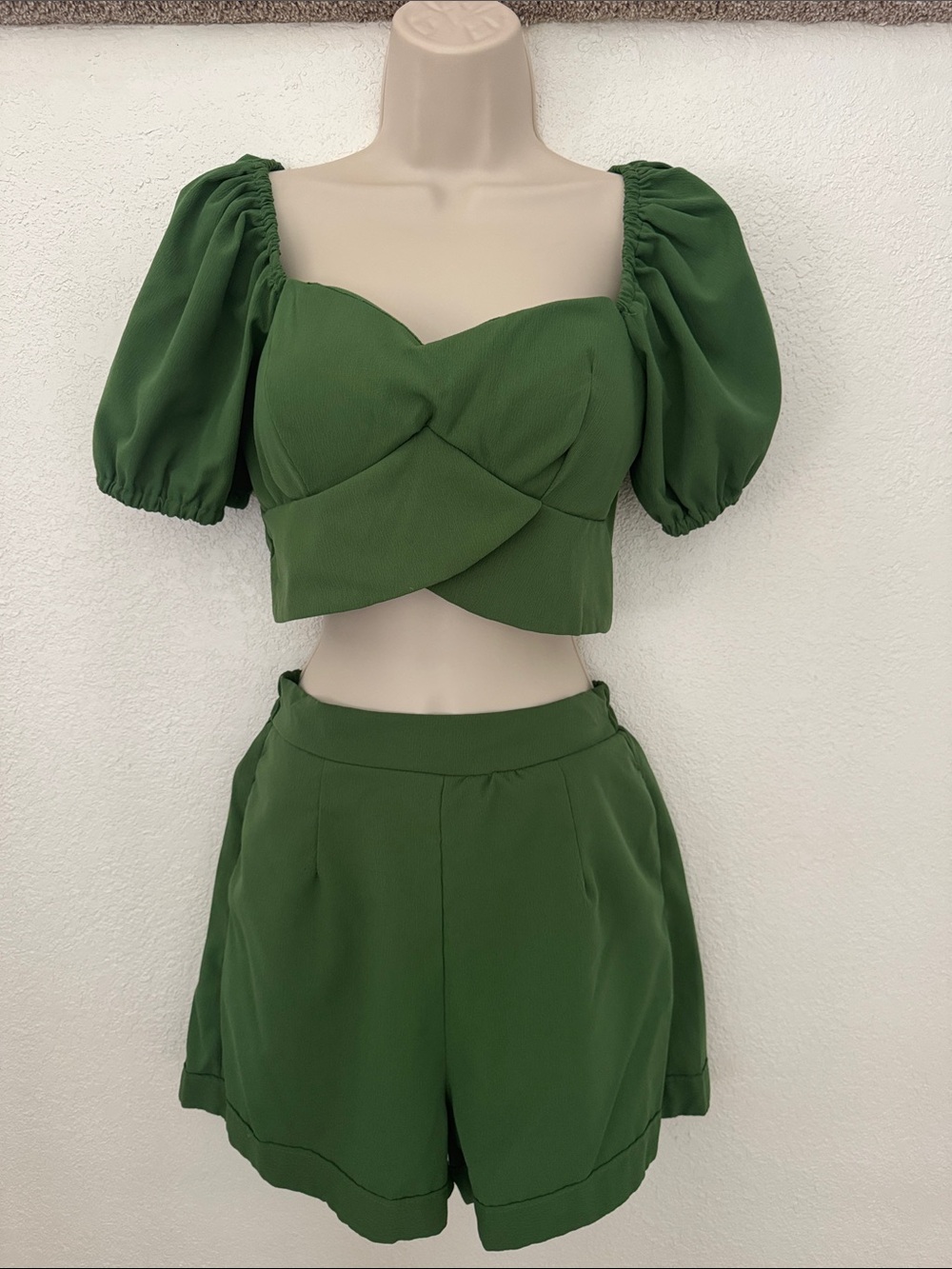 Women’s Green Puff Sleeve Crop Top and High Waisted Shorts Set Size Small EUC